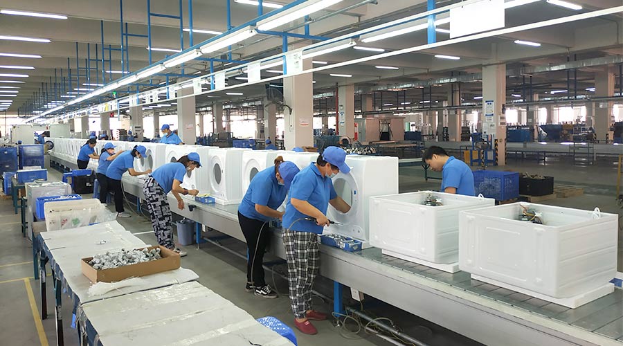 高效率！員工們忙碌地開展巴西客戶的衣物烘干機(jī)生產(chǎn)工作