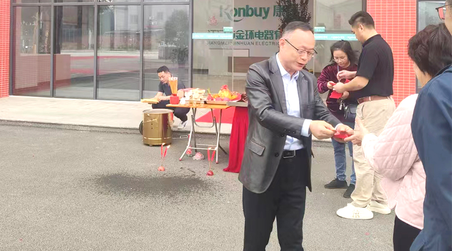 開工好兆頭！金環(huán)電器為全體員工發(fā)放紅包福利！