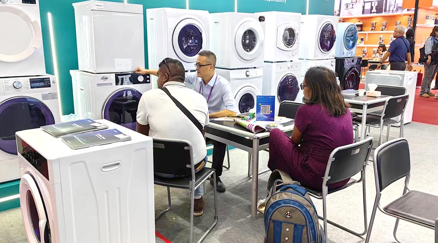 廣交會(huì)參展第一天！金環(huán)電器吸引國(guó)內(nèi)外客戶參觀交流