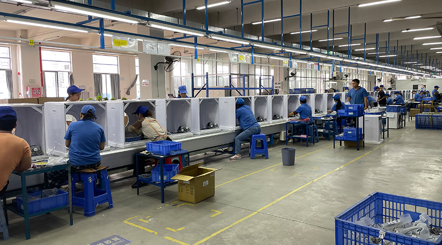 四月訂單高峰，車間繁忙景象